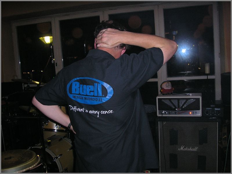 Hmmm... Wo steht meine Gitarre?
